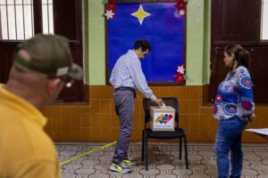 Elvis Amoroso aseguró que más de la mitad del padrón electoral participó