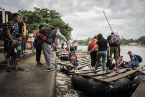 En la penúltima frontera de la ruta hacia EEUU: "Si pasamos este infierno es por el futuro de nuestros hijos"