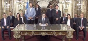Entre el asombro y la Constitucin forzada: reformar la Argentina por decreto, la audaz apuesta de Milei