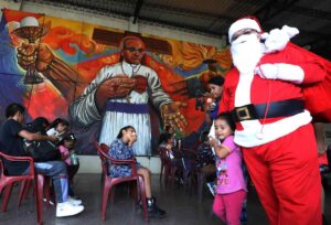 Entregan juguetes a hijos de salvadoreños detenidos durante régimen de excepción - AlbertoNews