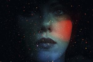 Es una película de ciencia ficción realmente única, extraña y bella. La protagoniza Scarlett Johansson, la puedes ver en streaming y su nombre es Under the Skin