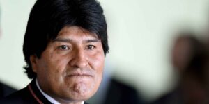 Evo Morales dice que sentencia de tribunal sobre reelección es "plan negro en su contra"