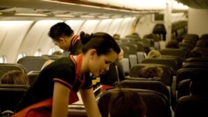 Expulsado de un avión en Australia tras vapear y orinarse en los asientos traseros