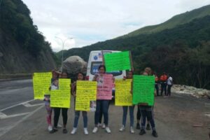Familiares de desaparecidos en accidente en la Gran Mariscal de Ayacucho protestaron en el lugar donde ocurrió la tragedia