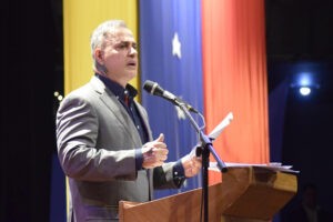 Fiscalía madurista acusa de “traición a la patria” y pide captura de opositores y disidentes chavistas Rafael Ramírez y Andrés Izarra