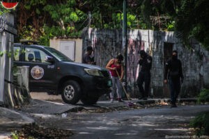 Foro Penal denuncia que continúa la política de "puerta giratoria" bajo el régimen de Maduro (VIDEO)