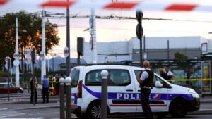 Francia investiga a una alumna que amenazó a profesora con un cuchillo