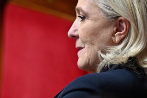 Francia 'normaliza' a Marine Le Pen y 'diaboliza' a Mlenchon