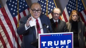 Giuliani tendrá que pagar 135 millones a dos funcionarias a las que acusó de amañar las elecciones
