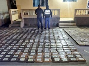 Golpe al narcotráfico: La Policía de Ecuador decomisa cerca de una tonelada de cocaína que iba a Europa (Fotos y video) - AlbertoNews
