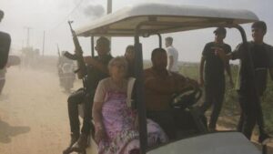 Guerra de Israel-Hamás | Yaffa Adar, la abuela 'viral' secuestrada por Hamás en un carro de golf que volvió a casa