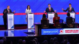 Haley sufre y DeSantis domina en el último debate del año entre republicanos con Trump de nuevo ausente, protagonista y líder