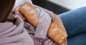 Hijo de enchufados nace con pan de jamón bajo el brazo