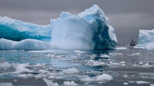 Iceberg más grande del mundo se "escapó" de la Antártida y se dirige al océano abierto, ¿cuáles son los riesgos?
