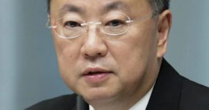 Interrogan al ex número dos del Gobierno japonés por cobros irregulares, según medios