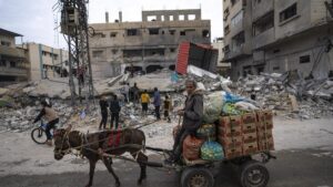 Israel avisa de nuevos ataques en el centro de Gaza mientras miles de palestinos huyen a Deir al Balá