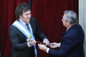 Javier Milei asumió la presidencia de Argentina y asomó un «duro» paquetazo económico