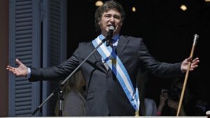 Javier Milei lanza plan de austeridad en Argentina y devalúa más de 50% la moneda