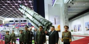 Kim Jong Un urge a «acelarar los preparativos de guerra» ante la «extrema situación militar» en la península de Corea