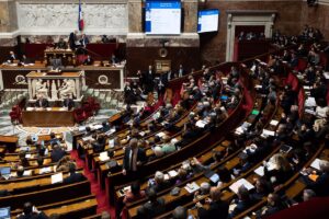 La Asamblea Nacional francesa aprueba la polémica reforma migratoria