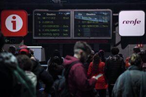 La Comunidad reclama a Puente "con urgencia" una reunión para atajar la situación de Cercanías en Madrid