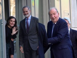 La Infanta Elena consigue reunir a los Reyes, Don Felipe y Doña Letizia, con Don Juan Carlos en su cumpleaños