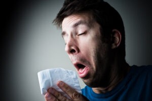 La advertencia de un equipo médico después de que un hombre se perforó la garganta cuando intentó detener un estornudo