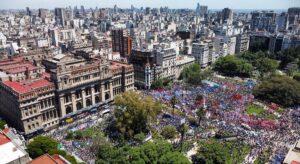 La cesta argentina cierra el primer mes de Milei con una inflación disparada pero que empieza a frenarse