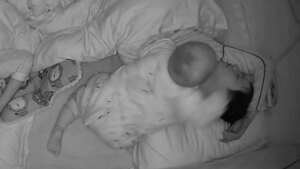 La infalible técnica de un bebé para conseguir que su padre deje de roncar