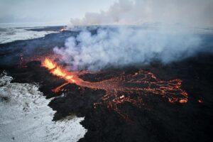 La nube tóxica y la lava no llegarán a zonas pobladas en Islandia, según los expertos