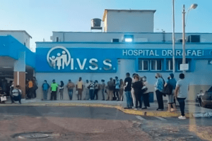 La propaganda y el caos en un hospital refleja la grave crisis del sistema médico asistencial en Venezuela