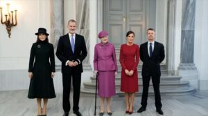 La reina Margarita II de Dinamarca anuncia su abdicación en su hijo Federico