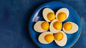 La técnica infalible para pelar los huevos cocidos sin romper la cáscara