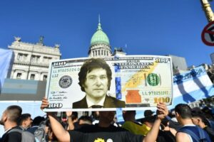 Las contradicciones de Milei: cuánto se parece el «plan motosierra» anunciado por el presidente argentino a lo que dijo en campaña