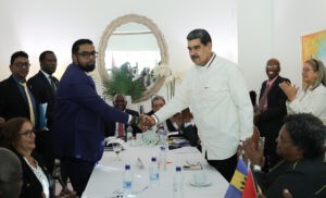 Las imágenes del estrechón de manos entre Nicolás Maduro e Irfaan Ali: Venezuela y Guayan "acuerdan mantener diálogos" - AlbertoNews