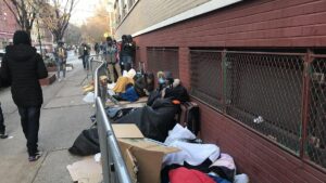 Las trabas del ayuntamiento y el frío agravan la crisis de los migrantes en Nueva York