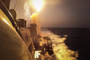 Los huthis atacan a un destructor de EEUU y a un buque mercante en el mar Rojo