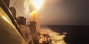 Los hutíes reivindican el ataque a un destructor de EE.UU. y un carguero de bandera británica en el mar Rojo