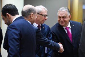 Los líderes de la UE acuerdan iniciar negociaciones de adhesión con Ucrania y Moldavia