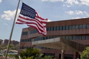Los servicios consulares de la Embajada de EE.UU en Venezuela siguen suspendidos