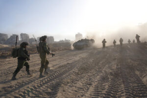 Los tres rehenes que mató el Ejército israelí iban sin camiseta y con una bandera blanca