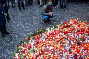 Luto en República Checa por la masacre a manos del estudiante callado y brillante que soñaba con matar