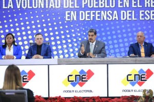 Maduro dice "el referendo es vinculante" y Escarrá dice que no