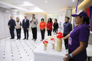 Maduro entrega 1.500 nuevos créditos a emprendedoras de la GMVM