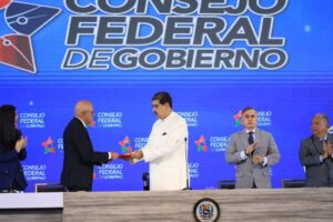 Maduro entregó ley a Jorge Rodríguez para “regular la creación” del estado Guayana Esequiba e implementar “todas las decisiones” del #3Dic (+Video)
