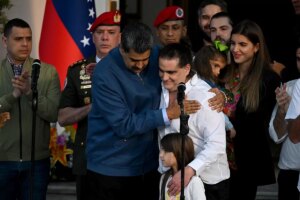 Maduro recibe en Caracas a su "embajador" Saab por todo lo alto
