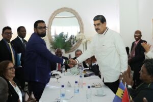 Maduro y el presidente de Guyana dijeron estar dispuestos a continuar el diálogo para dirimir controversia sobre el Esequibo (+Video)