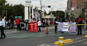 Marcha de la CNTE: maestros hacen plantón en Bucareli y Reforma | EN VIVO