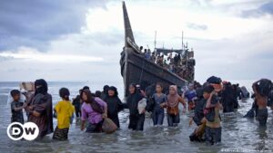 Más de 300 rohinyás desembarcan en las costas de Indonesia – DW – 10/12/2023