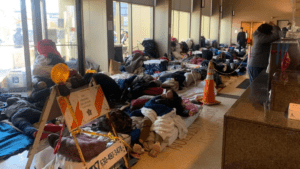Migrantes venezolanos en Chicago, EEUU duermen donde pueden y enfrentan crisis humanitaria ante la llegada del invierno